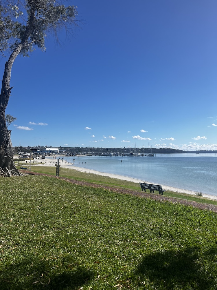 Emu Point Motel 58/70