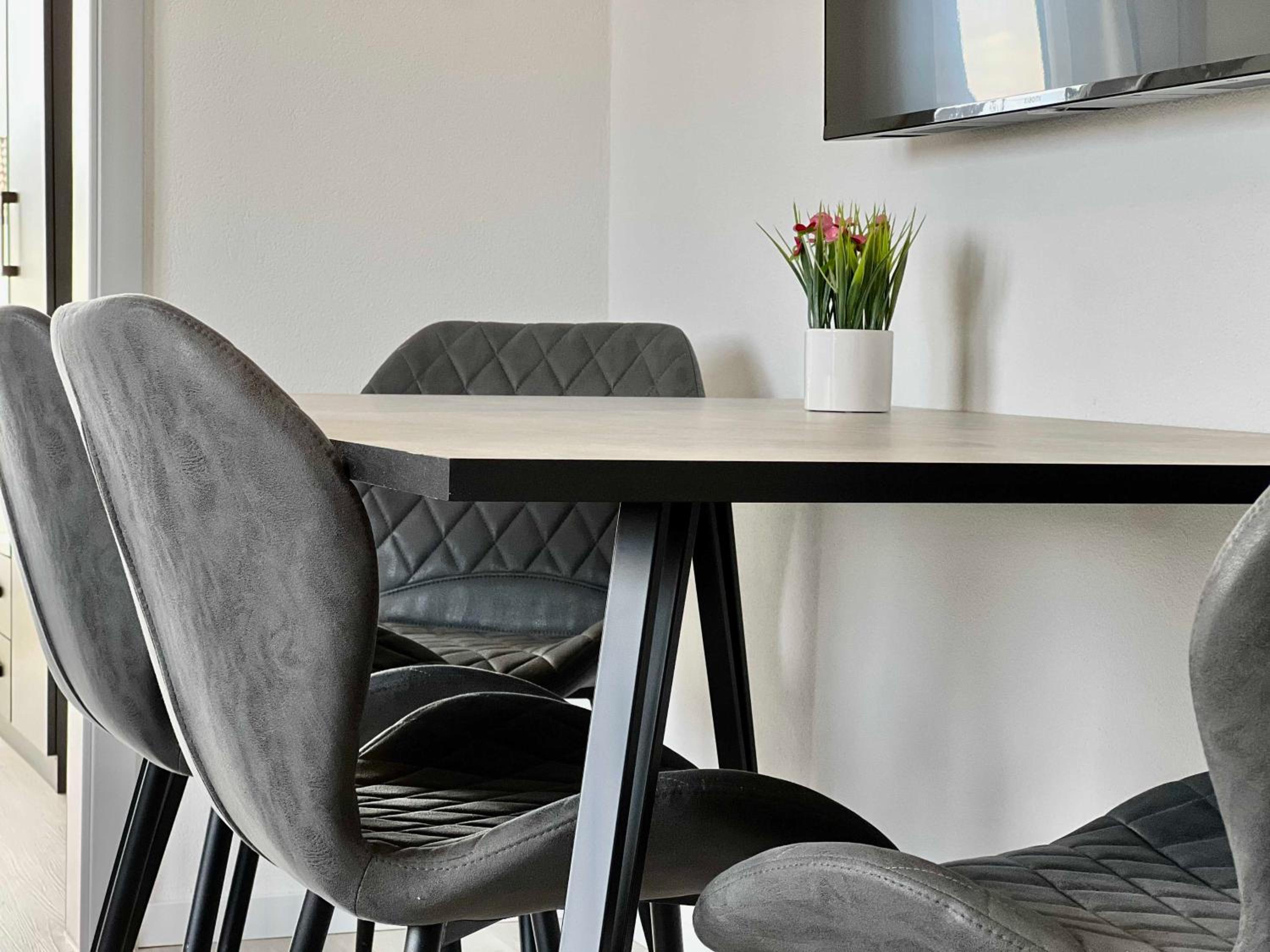 Nujen - Hotel und Apartment Stuttgart Zuffenhausen 9/25