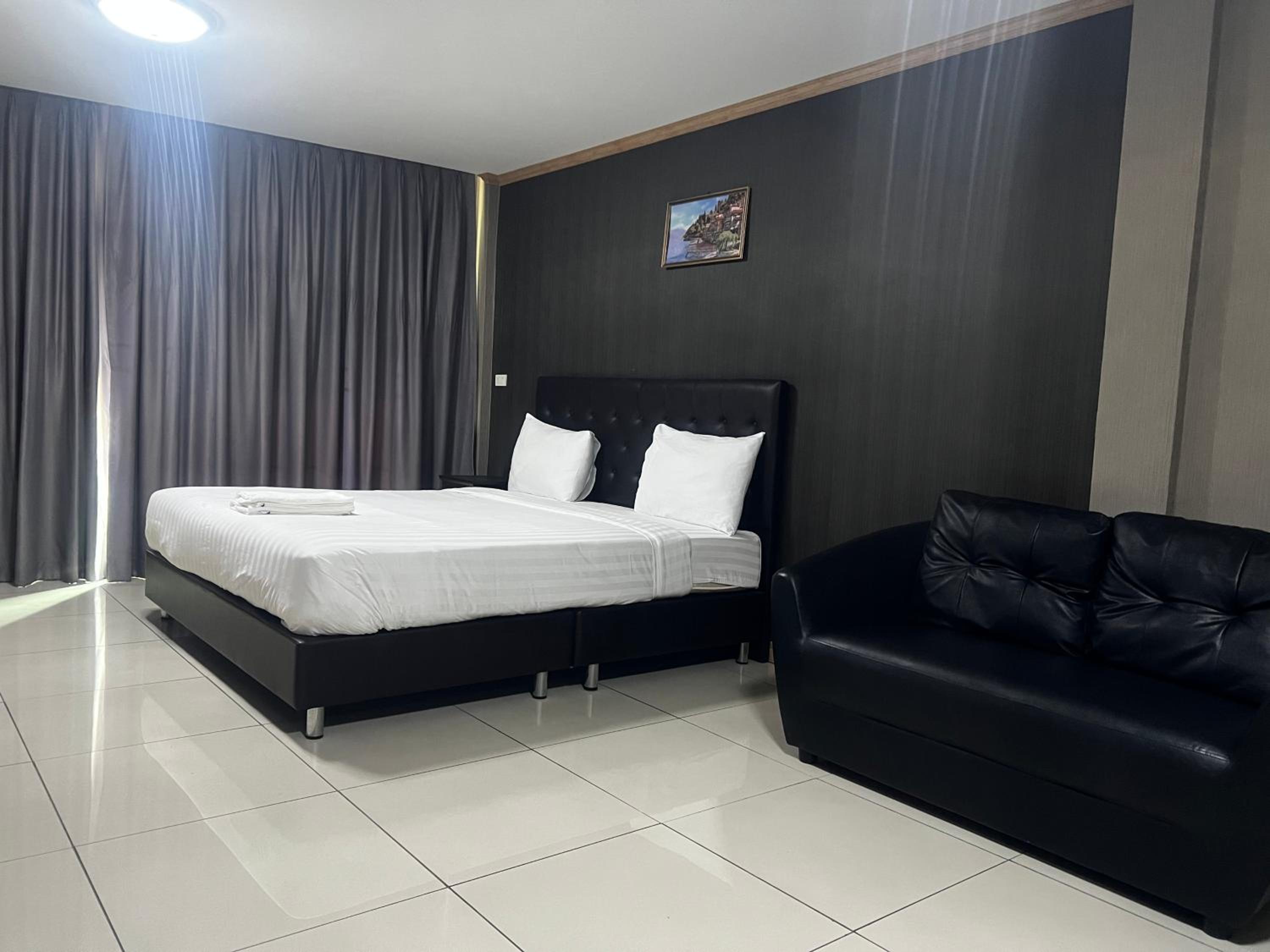Apsara INN Pattaya, Thailand 18/57