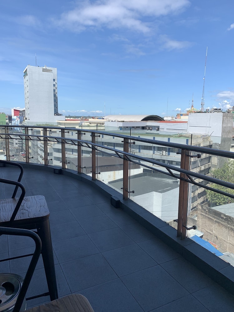 One Central Hotel 38/41