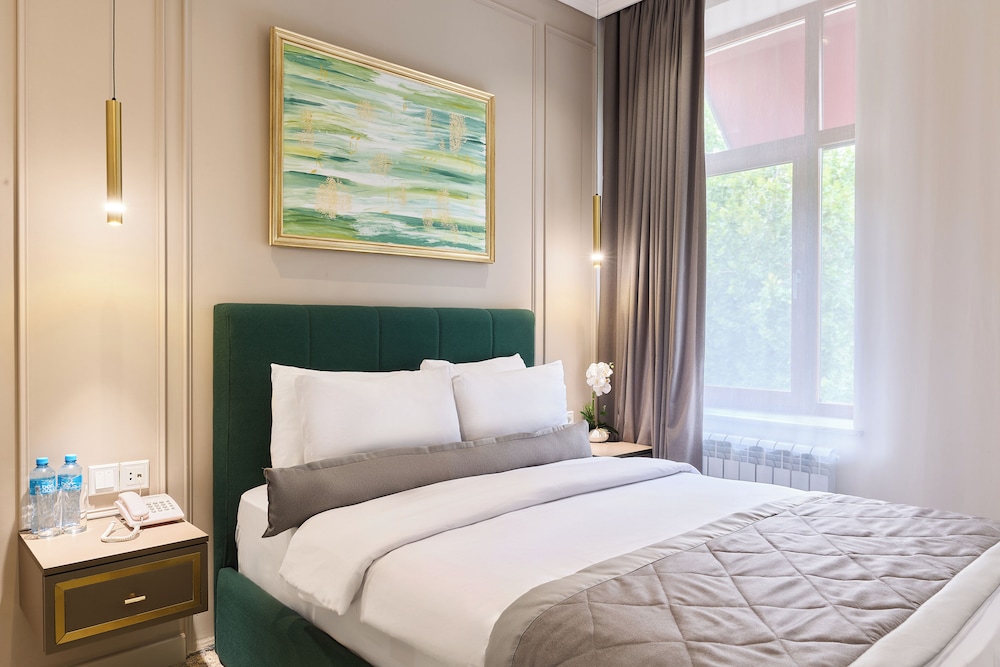 DELUXE, DOUBLE BED, CITY VIEW