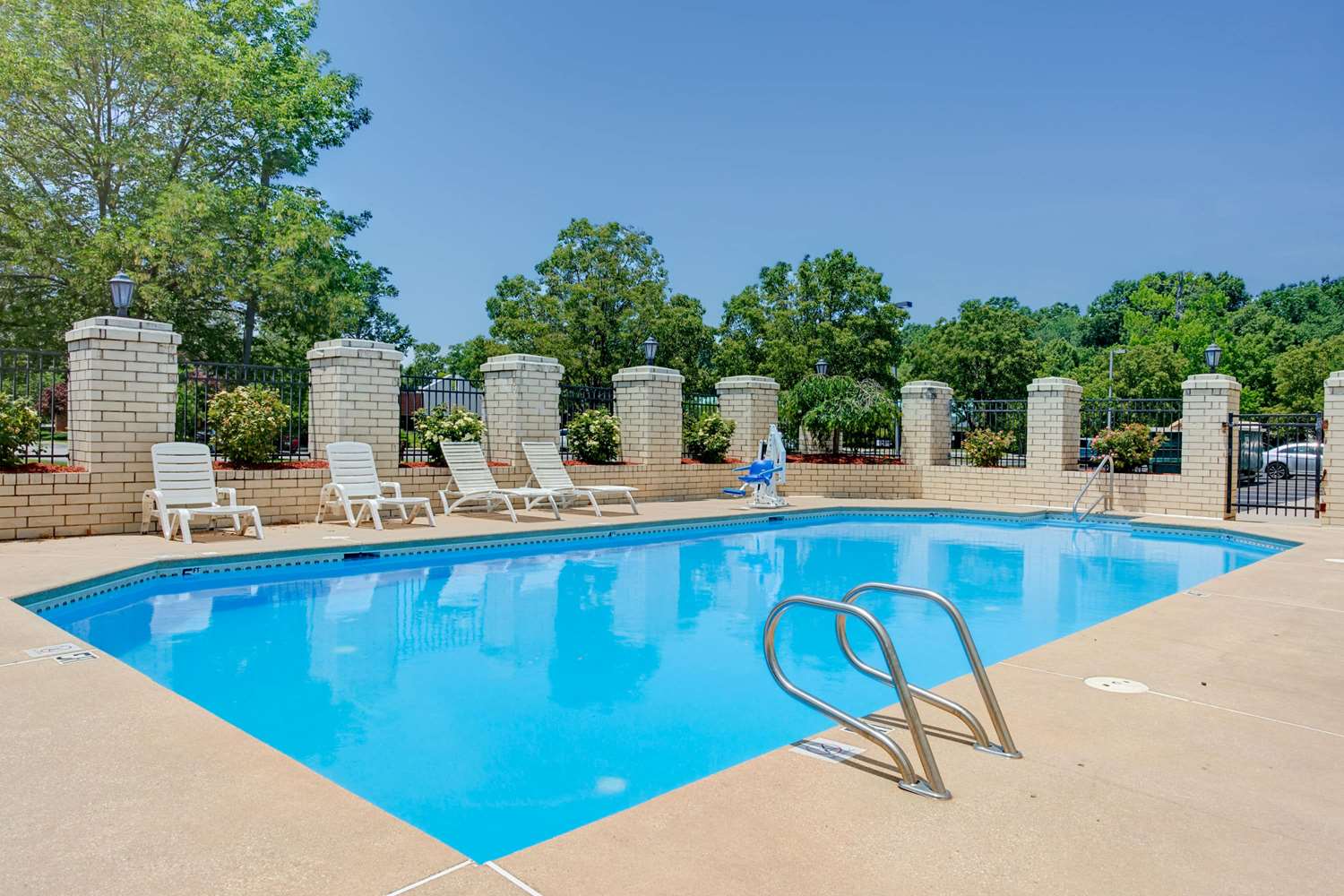Days Inn by Wyndham Newport News City Center Oyster Point 13/22