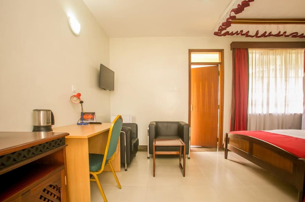 Desmond Tutu Guest House 17/23