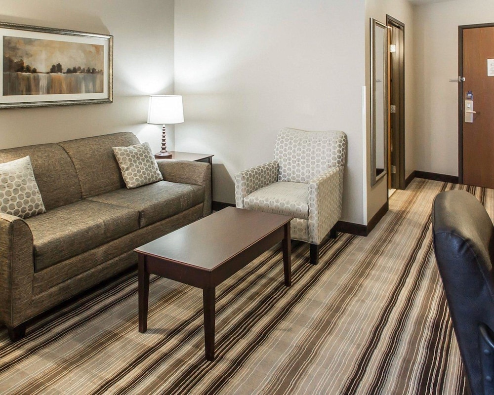 Comfort Suites Hudson I-94 Hudson WI 23/40
