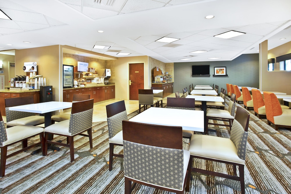 Holiday Inn Express Hotel And Suites Bradley Airport 58/74