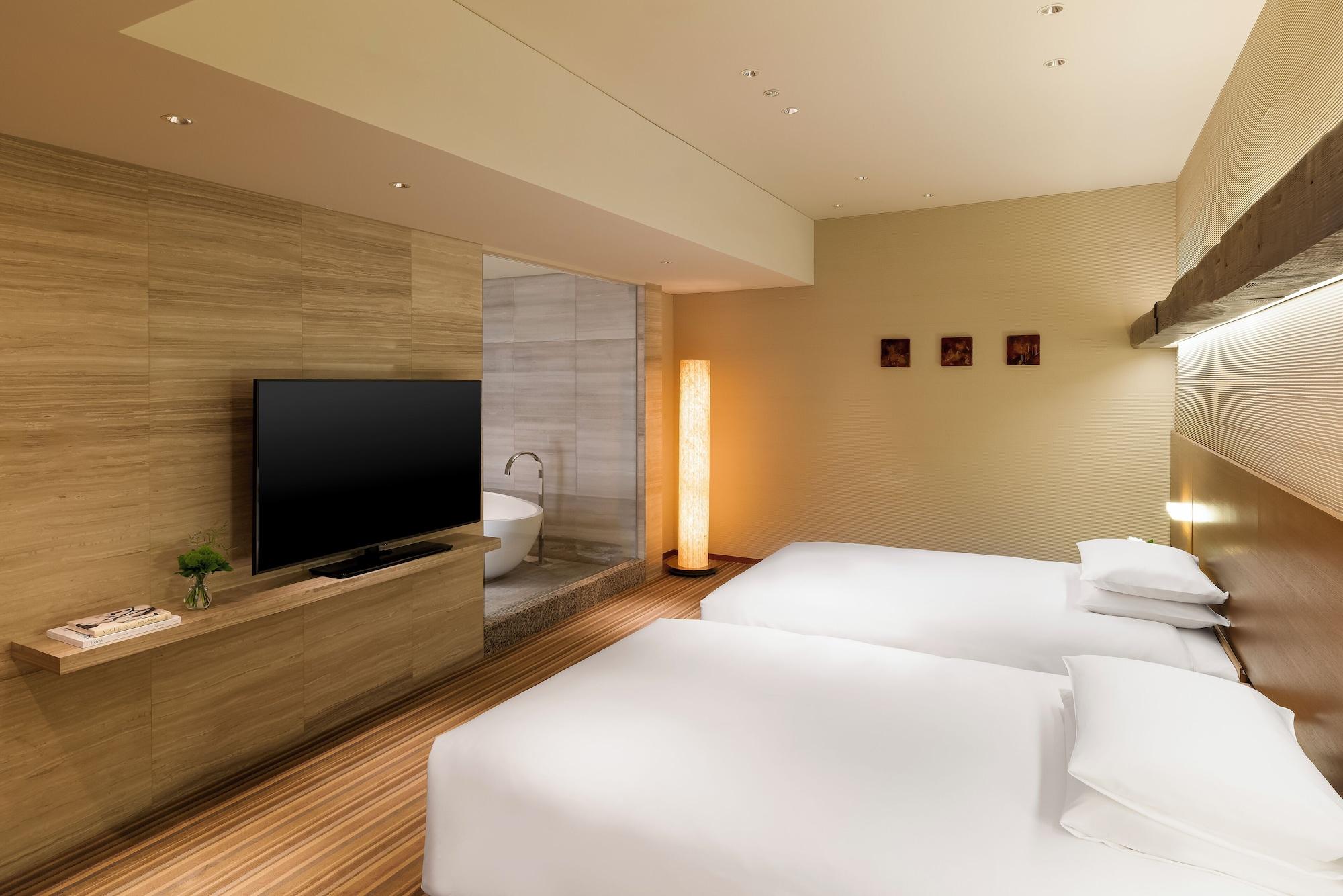 Atrium, Suite