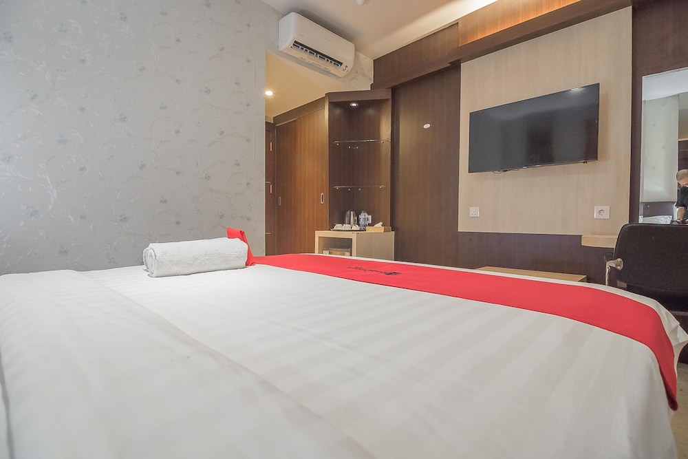RedDoorz Premium near Grand Batam Mall 37/50