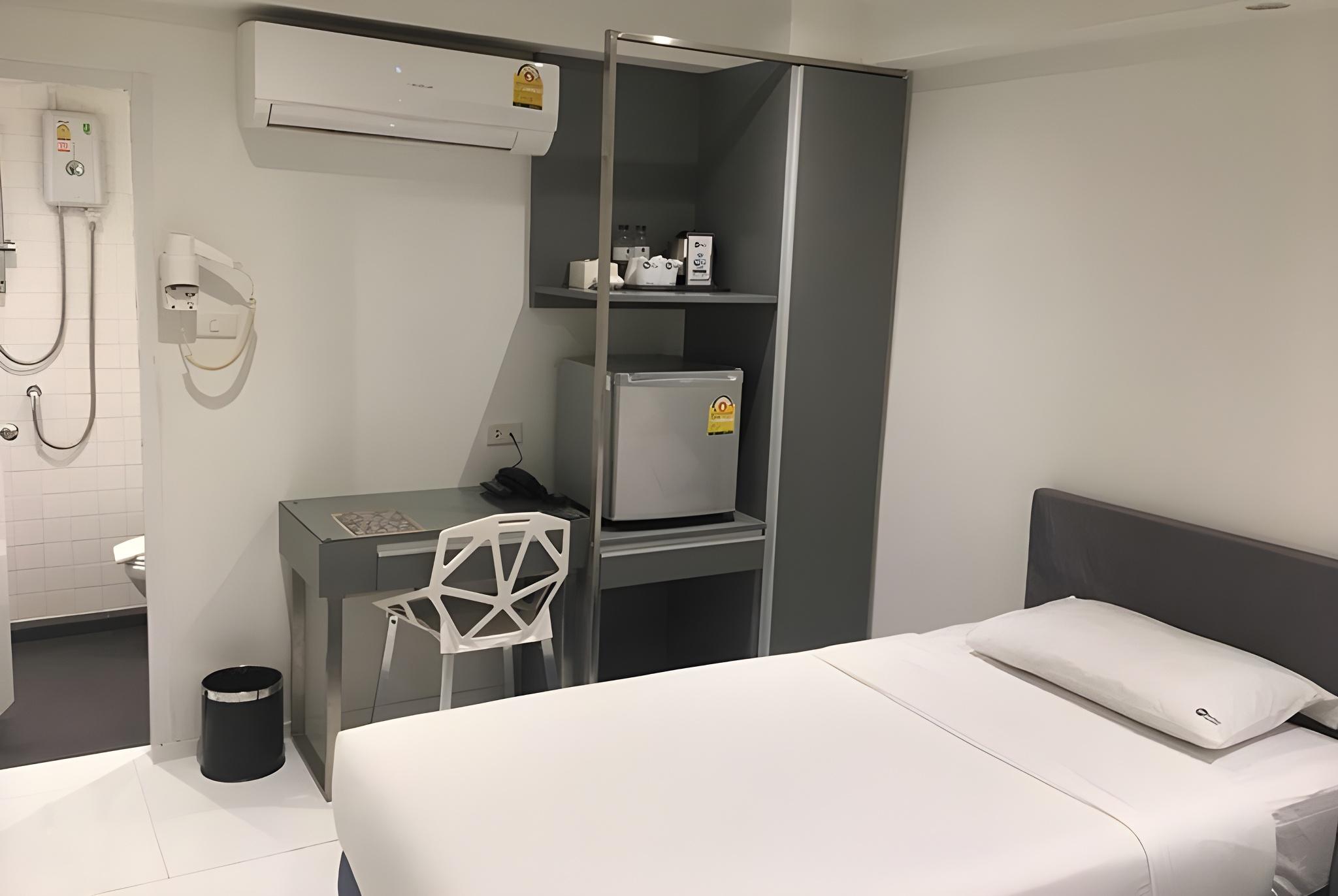Studio, 2 Double Beds, No Window