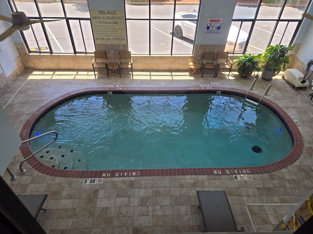 Holiday Inn Express Suites St Louis West Fenton 41/65
