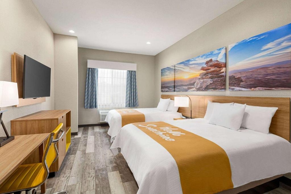 Efficiency, Suite, 2 Queen Beds, Kitchenette, Corner
