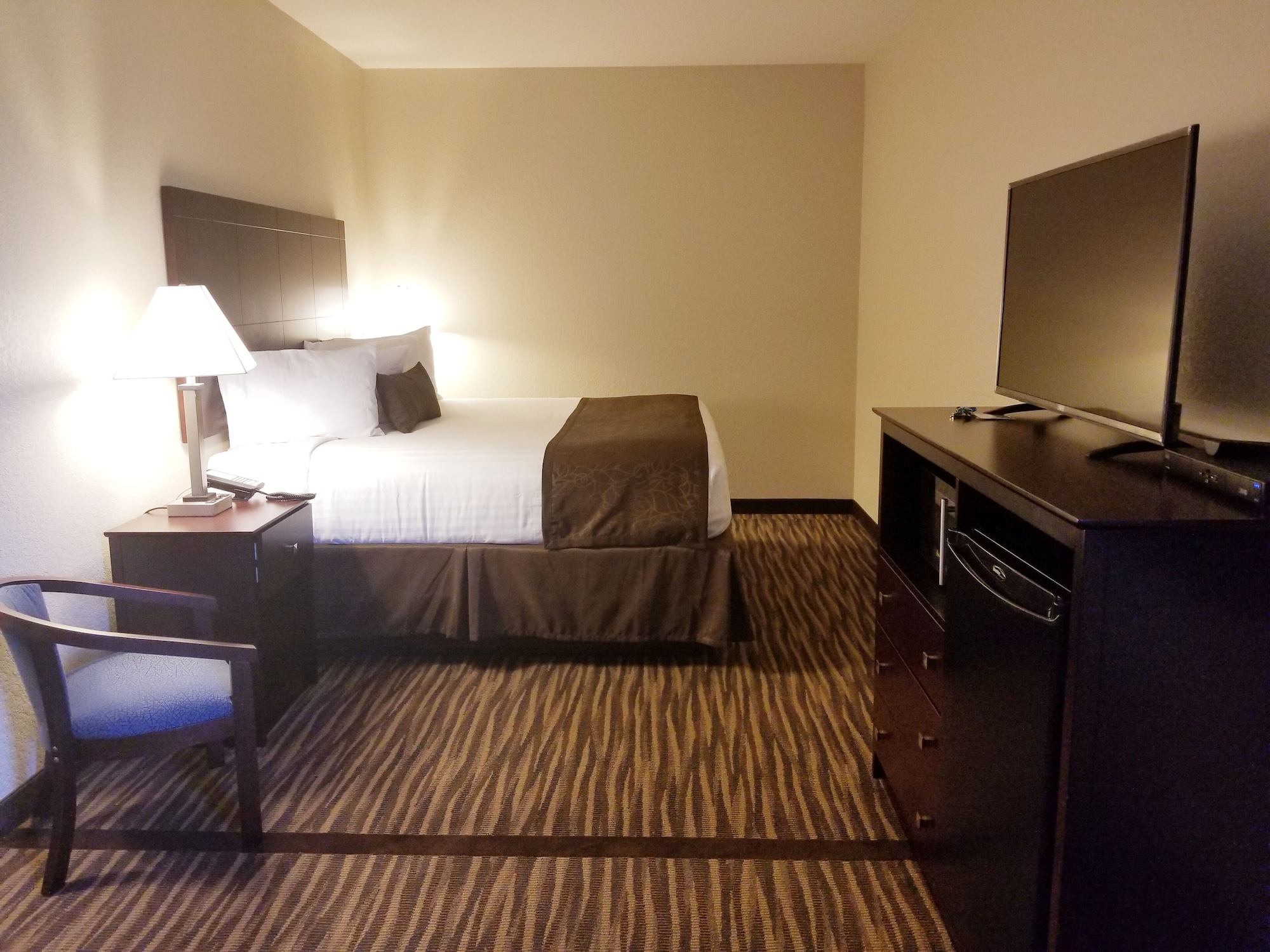 جناح بسرير كينج مع أريكة بحوض جاكوزي، Cobblestone Inn and Suites Maryville 2/10