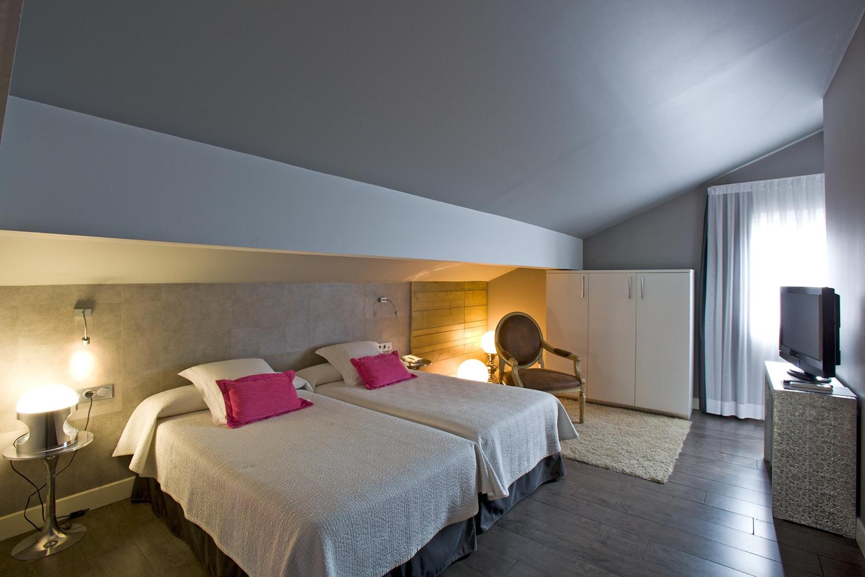 CASTILLO HOTEL 12/34