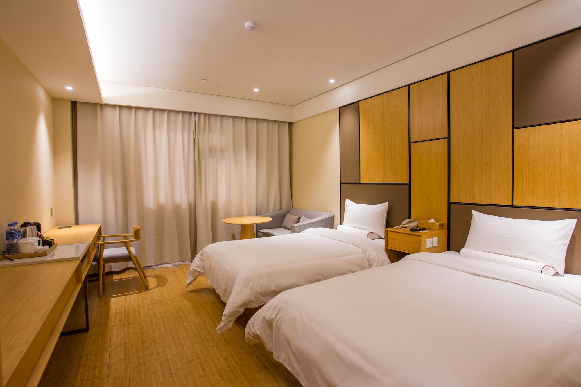 BUSINESS, TWIN BEDS, CITY VIEW