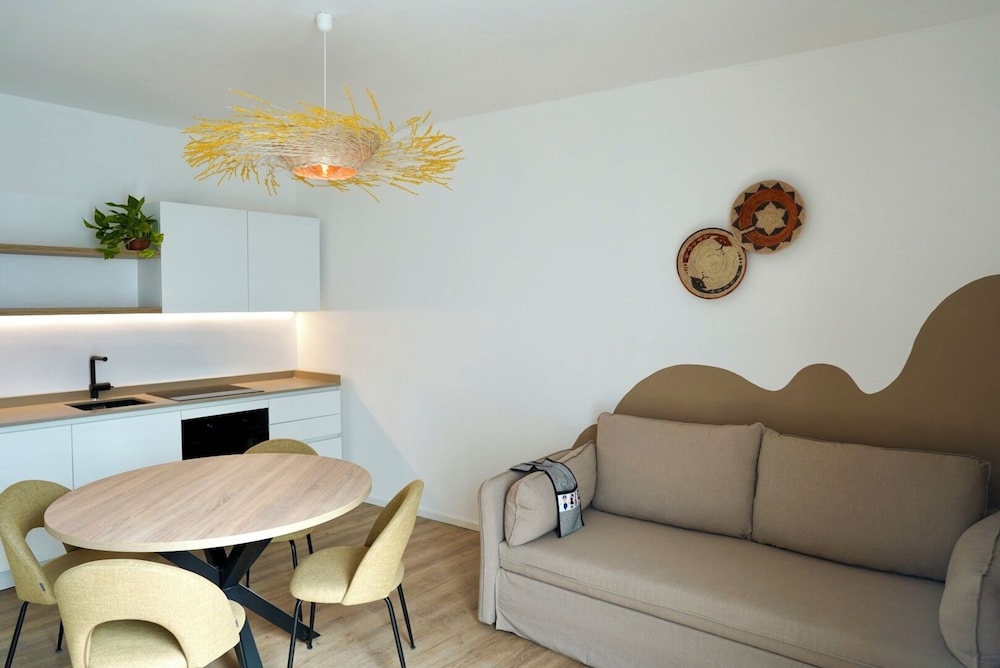CITY, APARTMENT, KING BED, SOFA