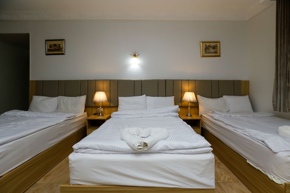 Three Giza Pyramids Inn 4/65