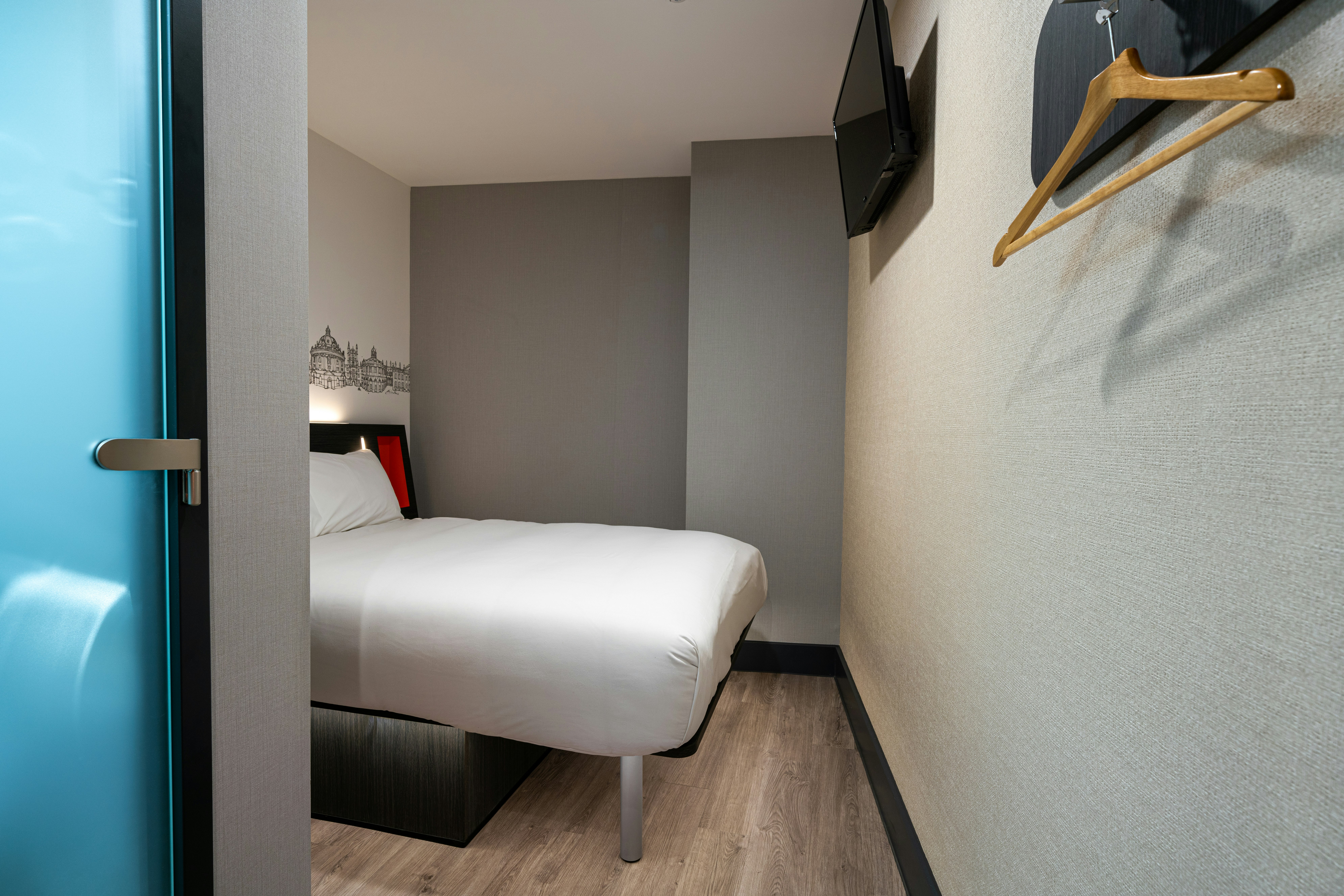 Room, Double Bed, No Window، easyHotel Oxford 2/5