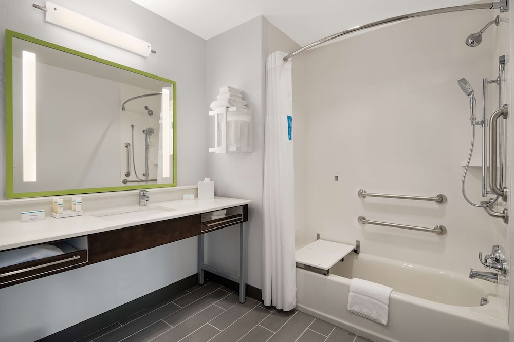 Hampton Inn Suites Raleigh Midtown Nc 14/32