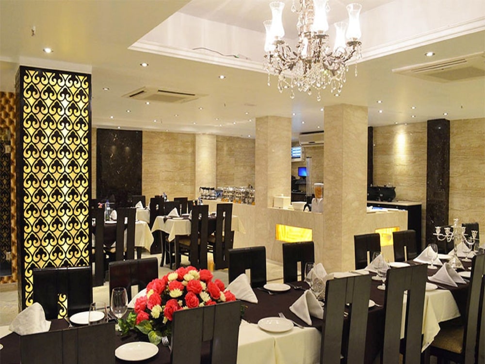 Hotel Emperor Palms 48/63