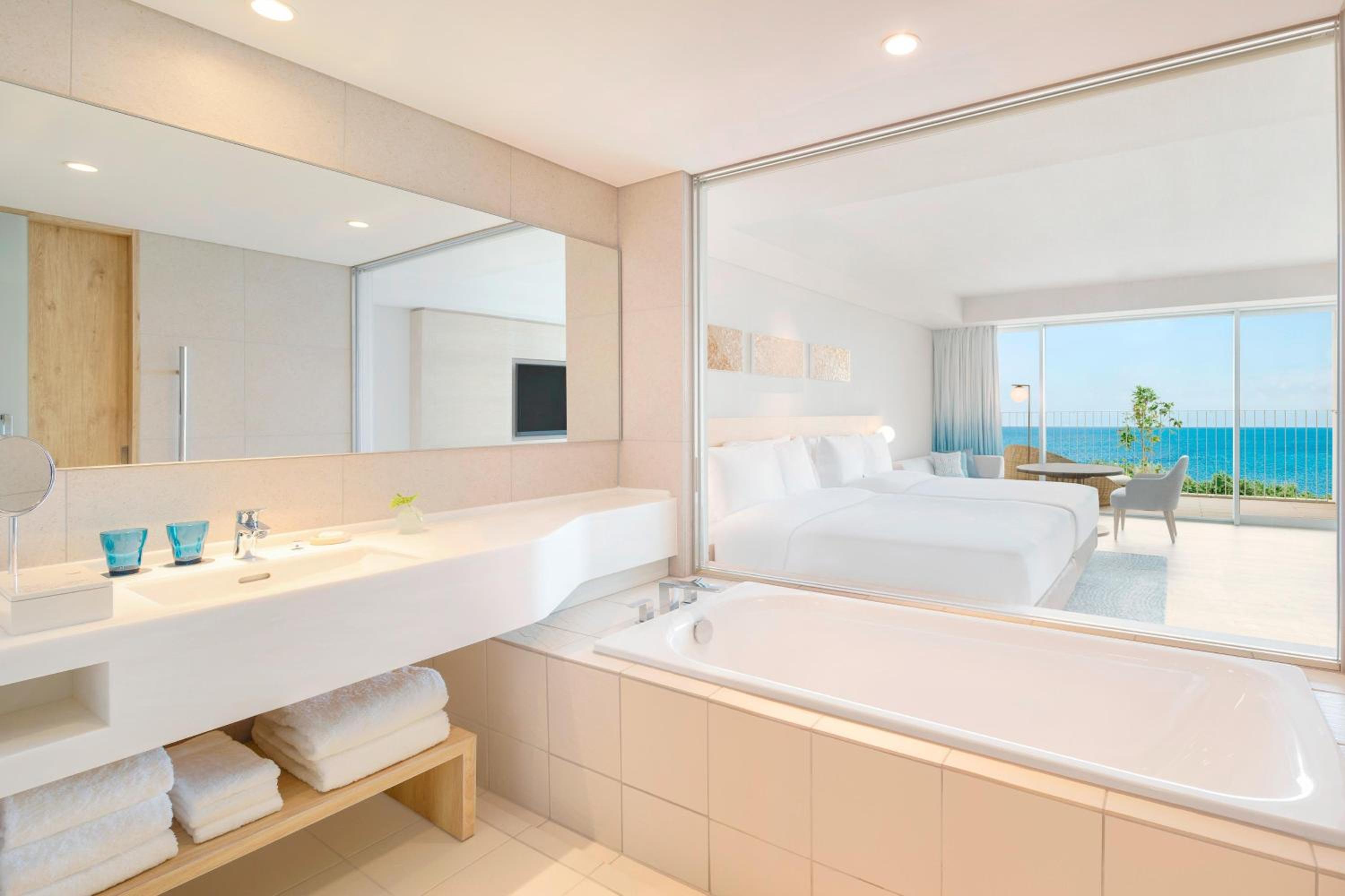 غرفة بسريرين مزدوجين بشرفة مع أريكة يُسمح فيها بالحيوانات الأليفة، IRAPH SUI, a Luxury Collection Hotel, Miyako Okinawa 2/2