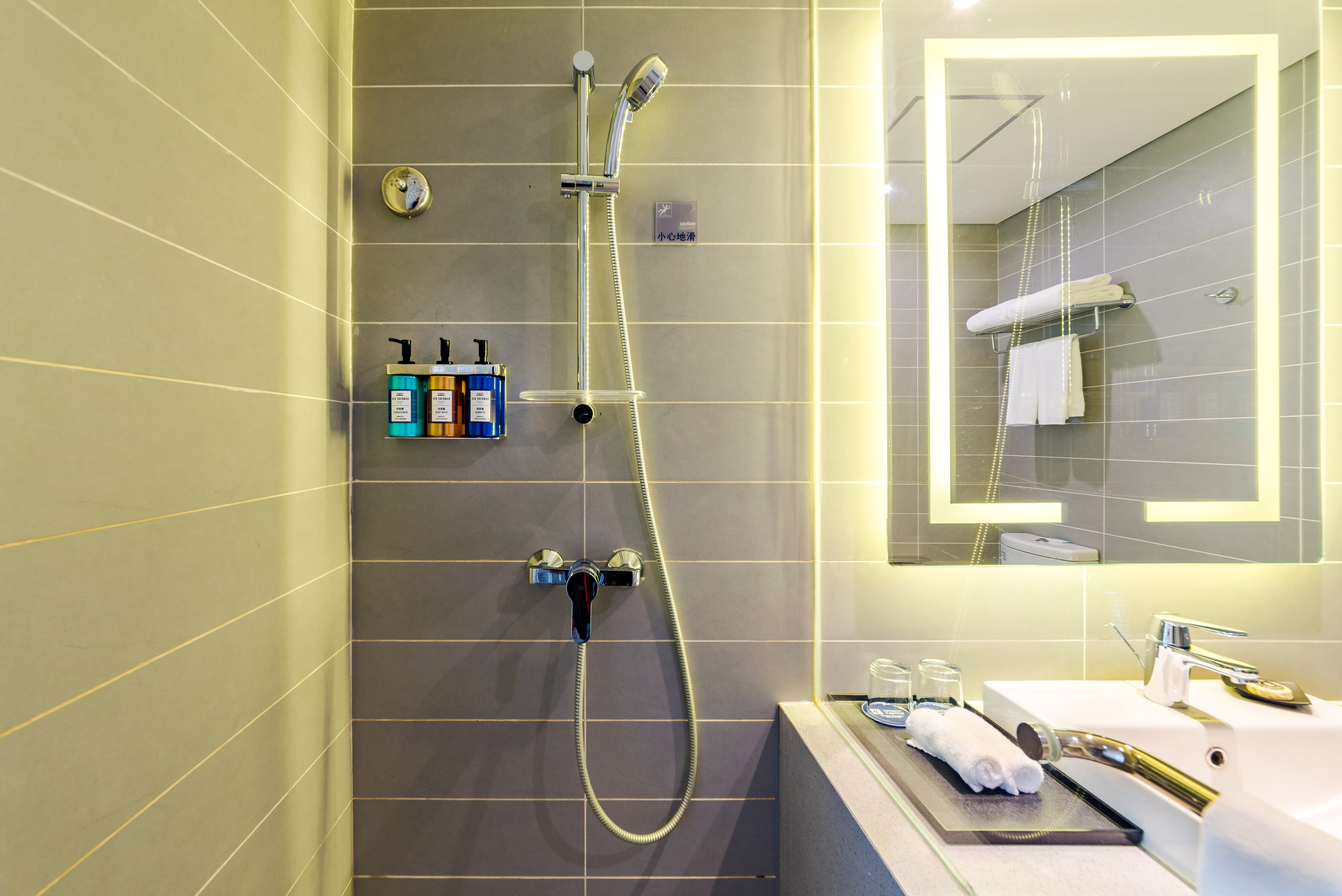 HOLIDAY INN EXPRESS SHIJIAZHUANG HEPING 63/63