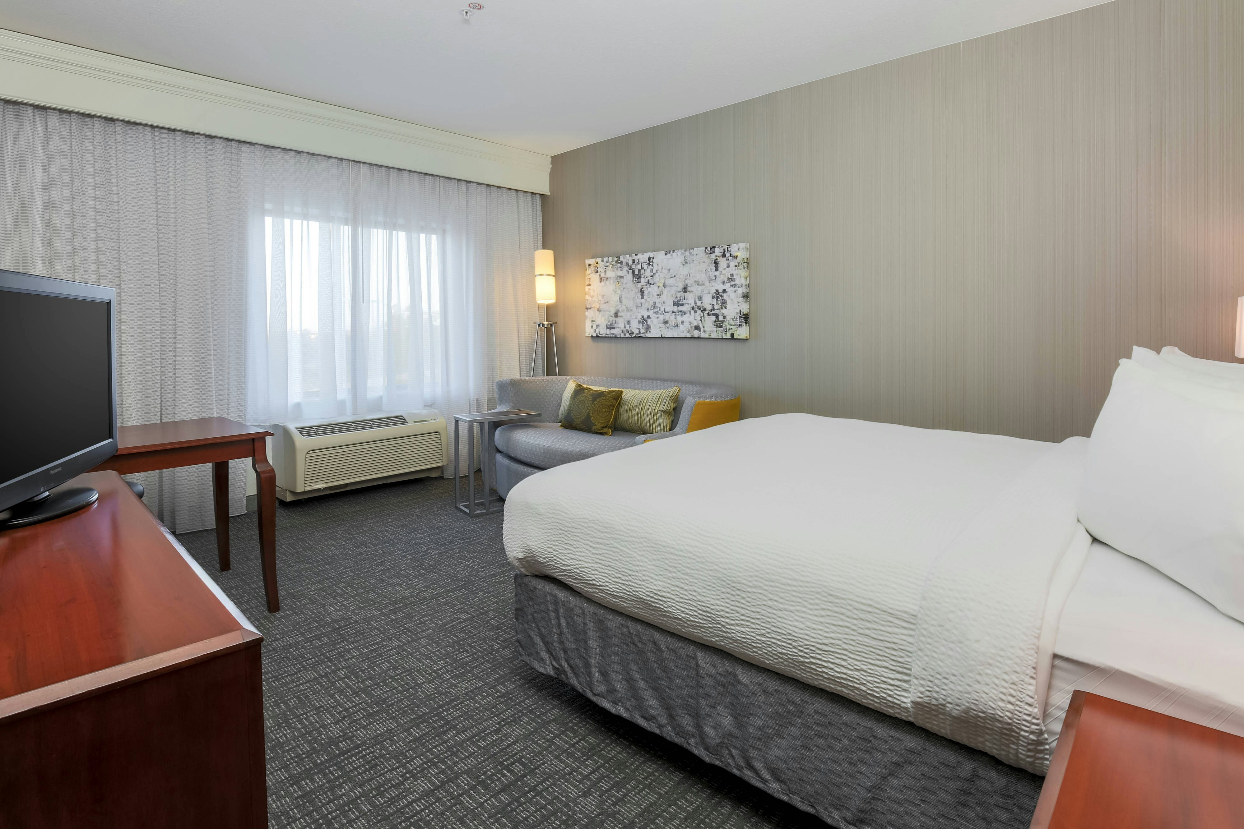 Courtyard by Marriott Roseville Galleria Mall/Creekside Ridge Drive 6/28