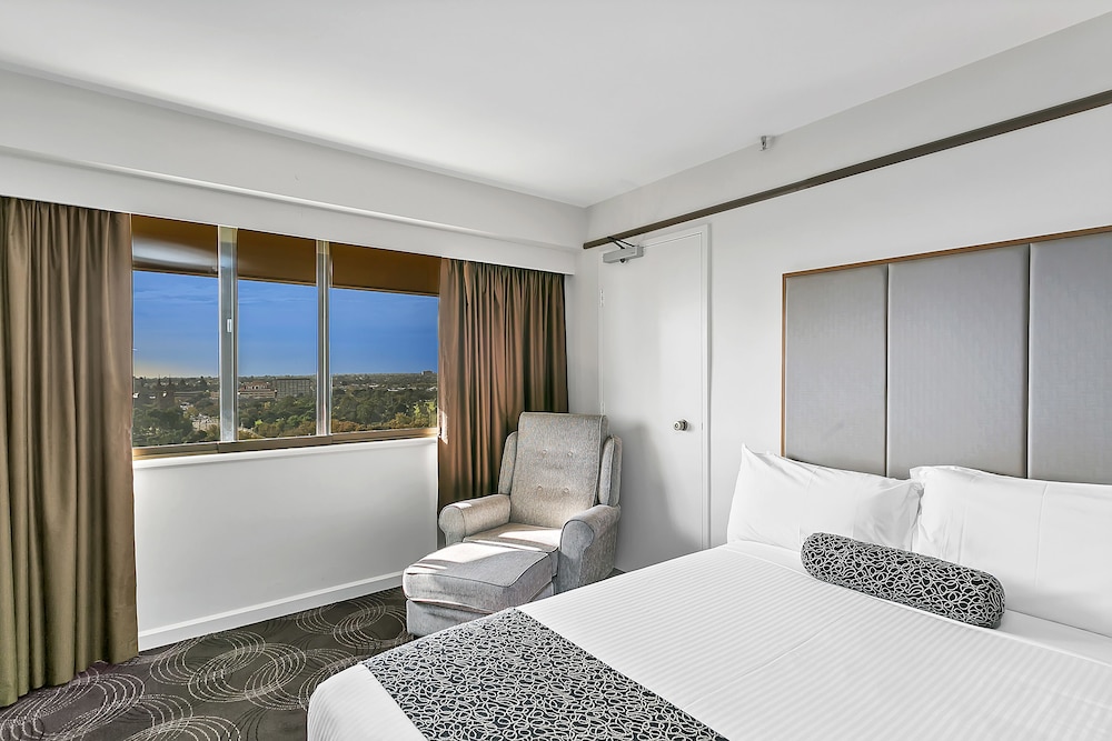 Stamford Plaza Adelaide 12/48