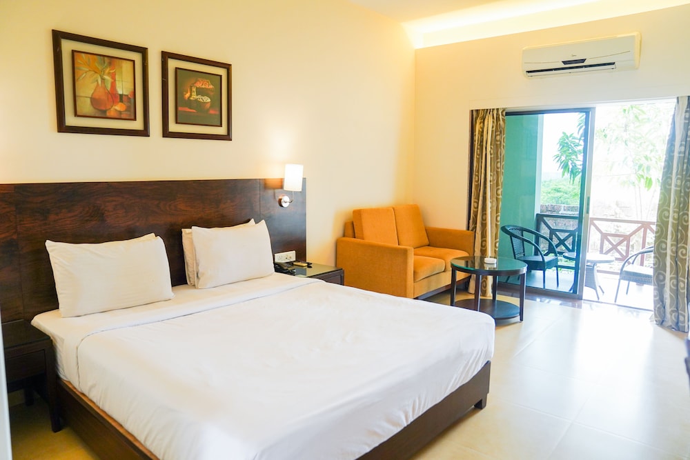 Deluxe, King Bed, Partial Ocean View, Pool Side