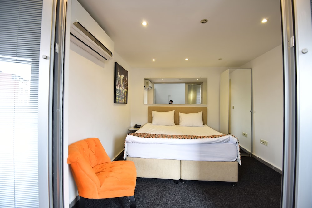 B Guest Hotel 28/66
