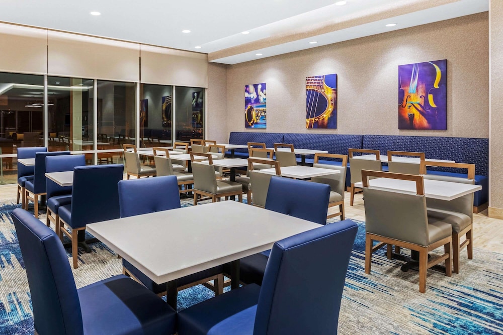 La Quinta Inn & Suites by Wyndham Kansas City Beacon Hill 35/44