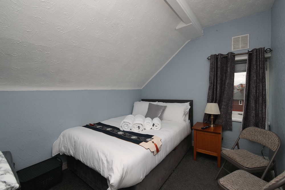 Woodville Lodge Leeds Free Parking Direct Bus to City Centre 6/45