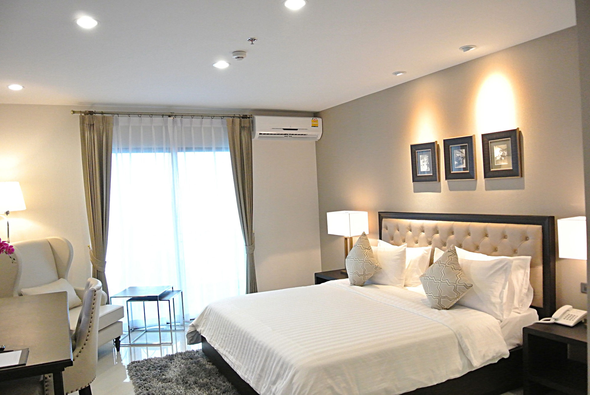 DELUXE, KING BED