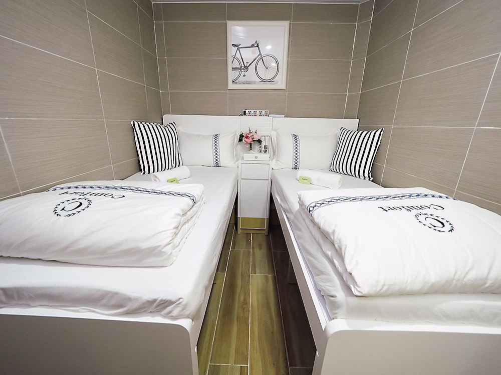ROOM, TWIN BEDS