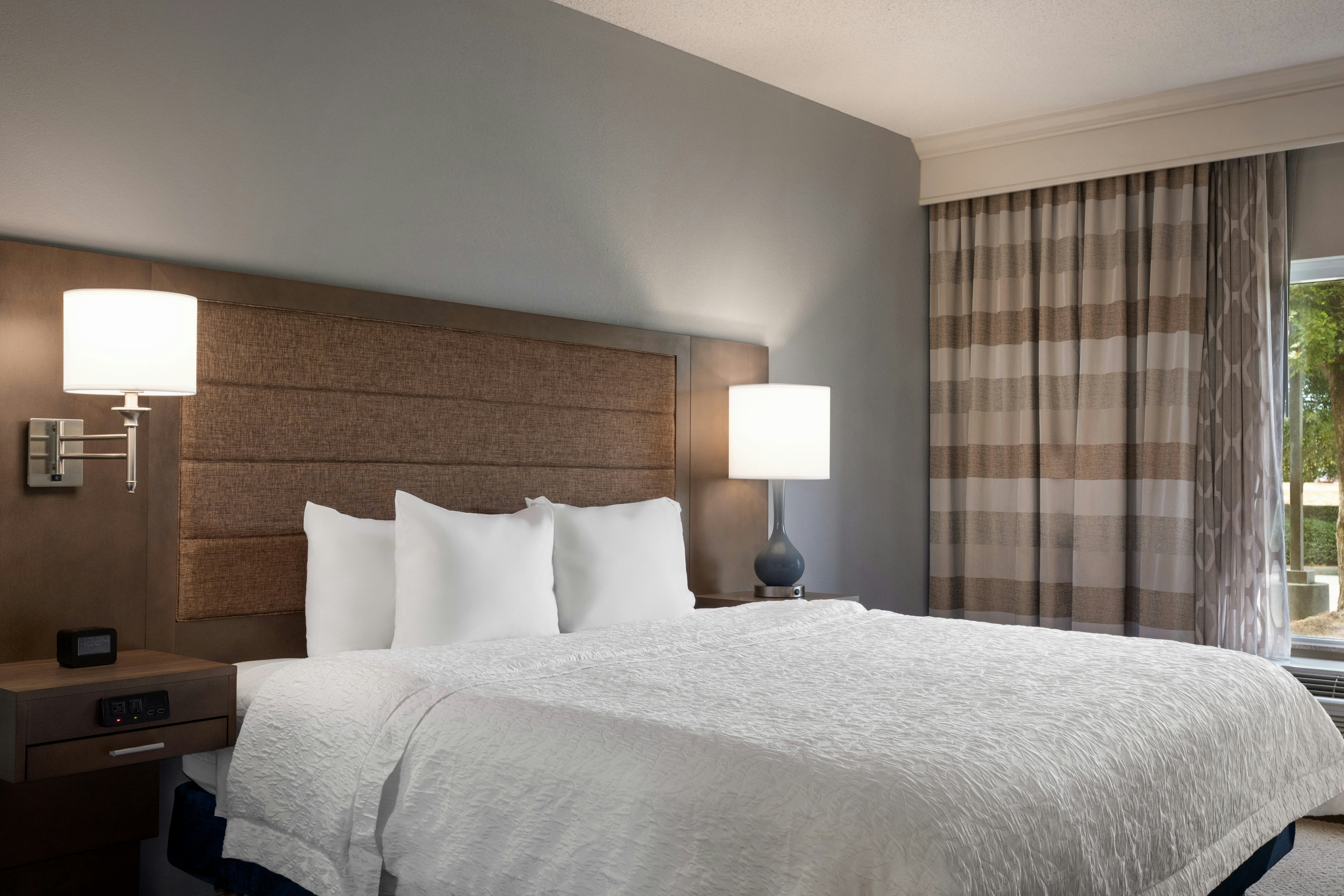 SUITE, KING BED, ACCESSIBLE