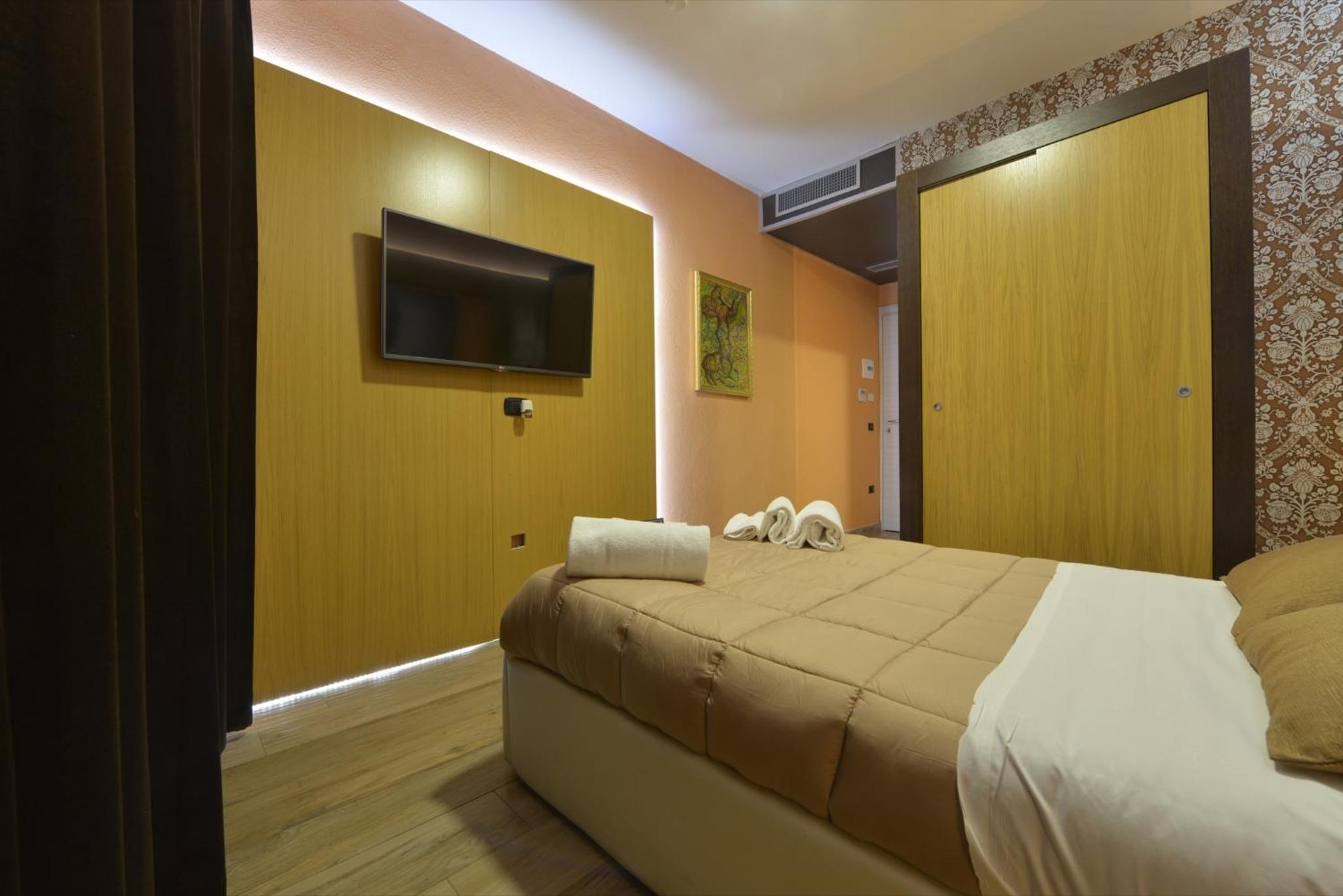 Room, Double Bed, Small