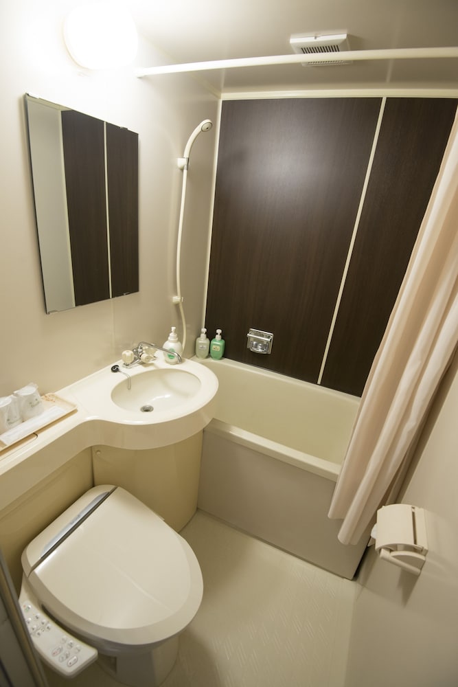 TRADITIONAL, TWIN BEDS, ADULT ONLY