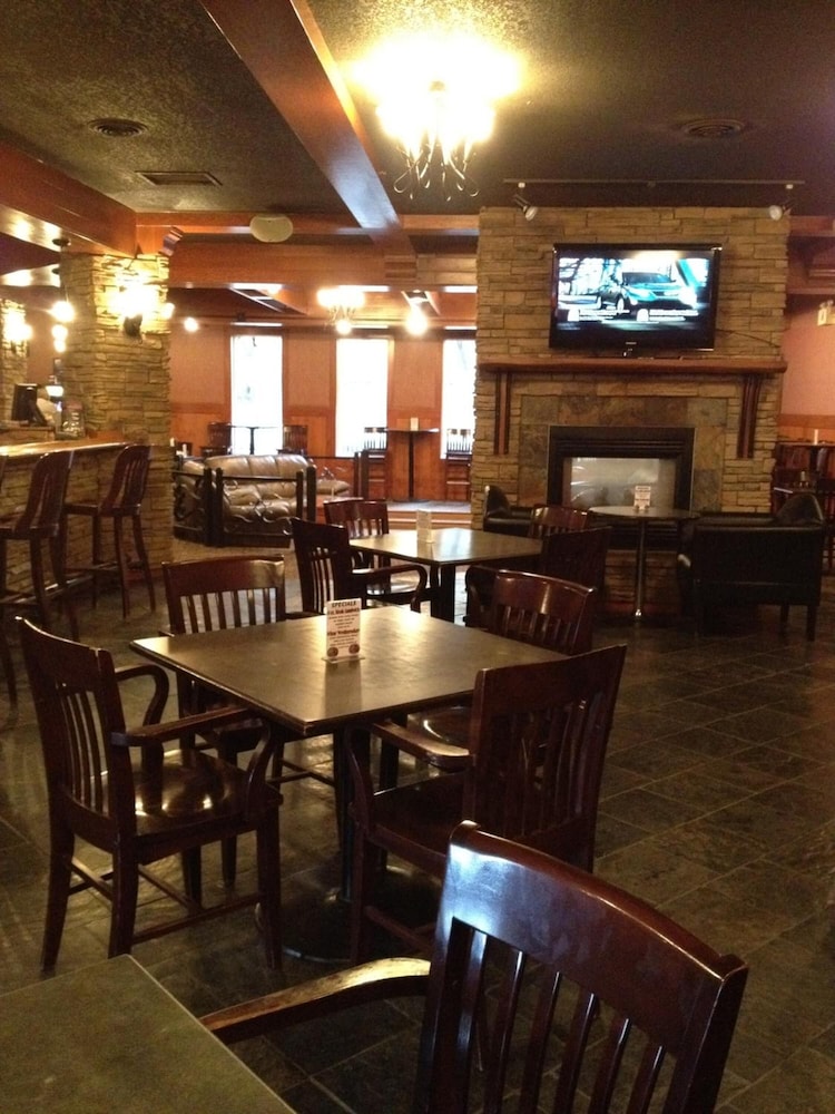Twin Pine Inn & Suites 26/45
