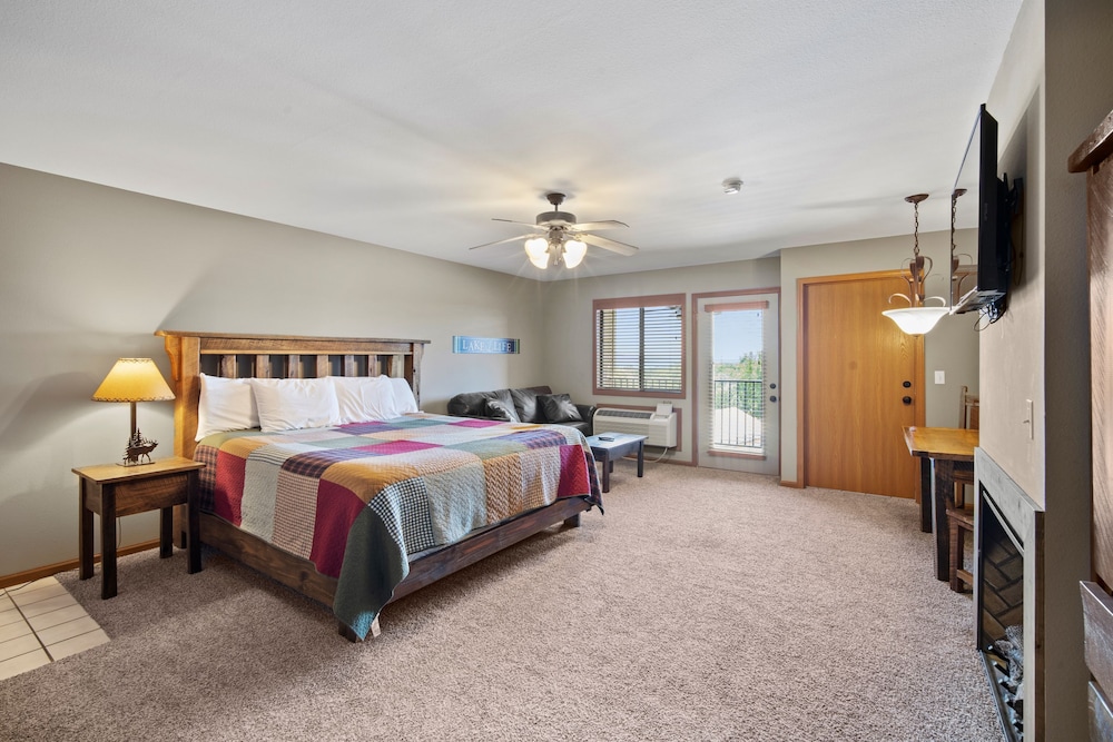 Condo, Murphy Bed, 2 Queen Beds, Lake View, Sofa