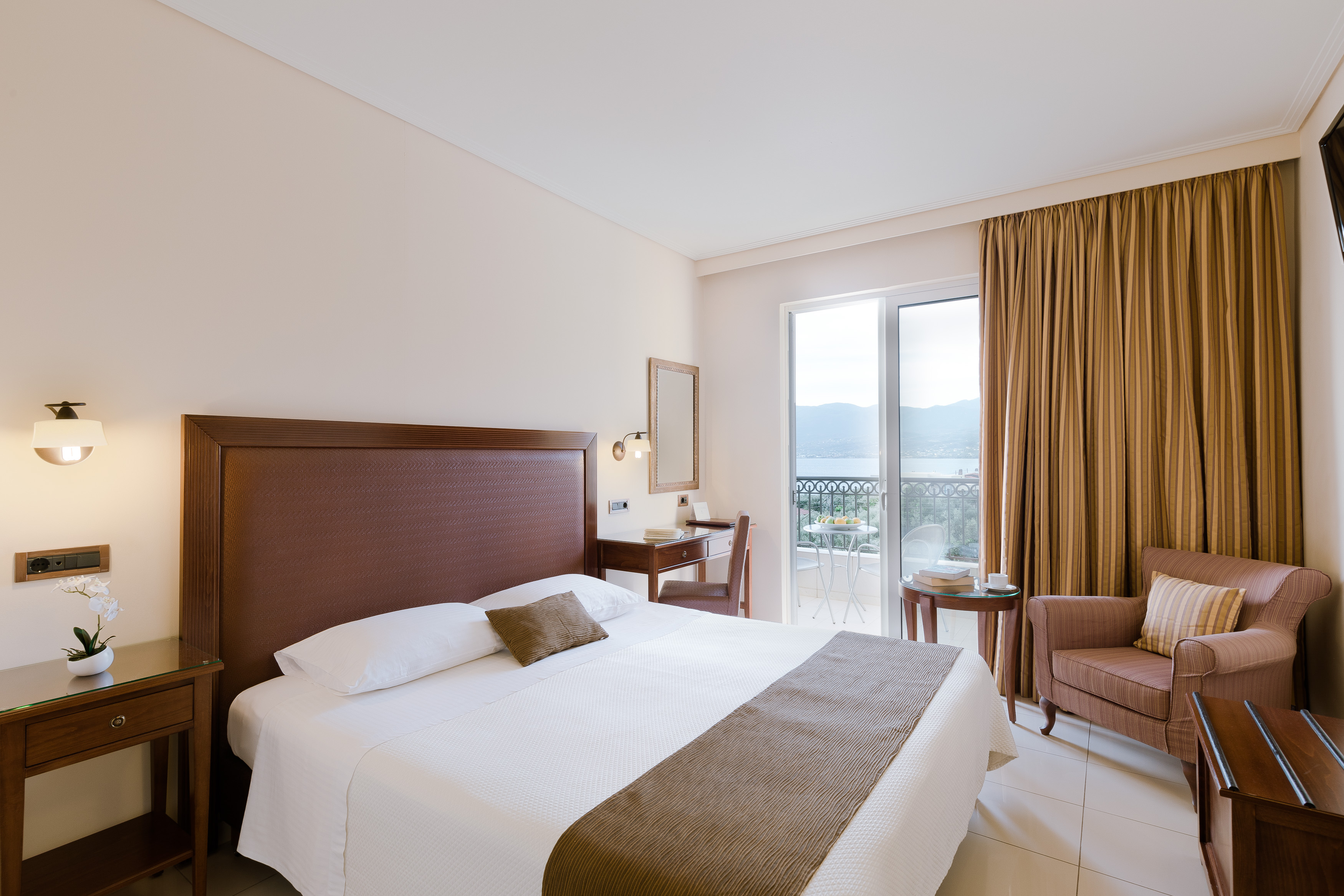 Standard, Double or Twin Bed, Lateral Side Sea View