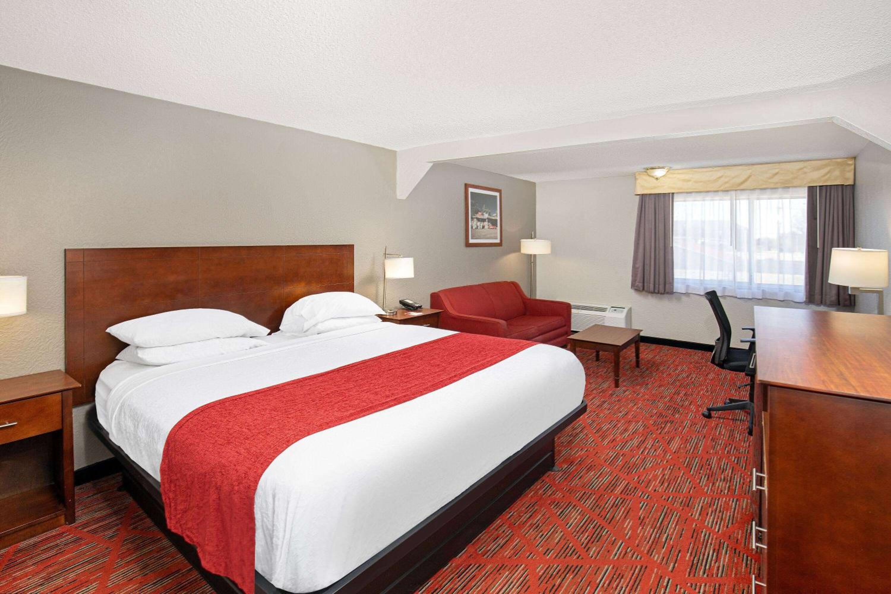 غرفة بسرير كينج مع أريكة، Ramada By Wyndham Bowling Green 2/3