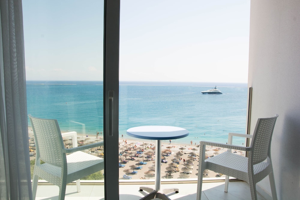Ibiscus Hotel 25/26