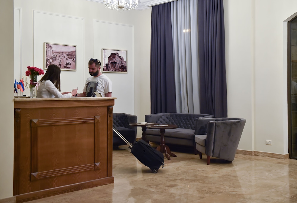 Boulevard Hotel 7/41