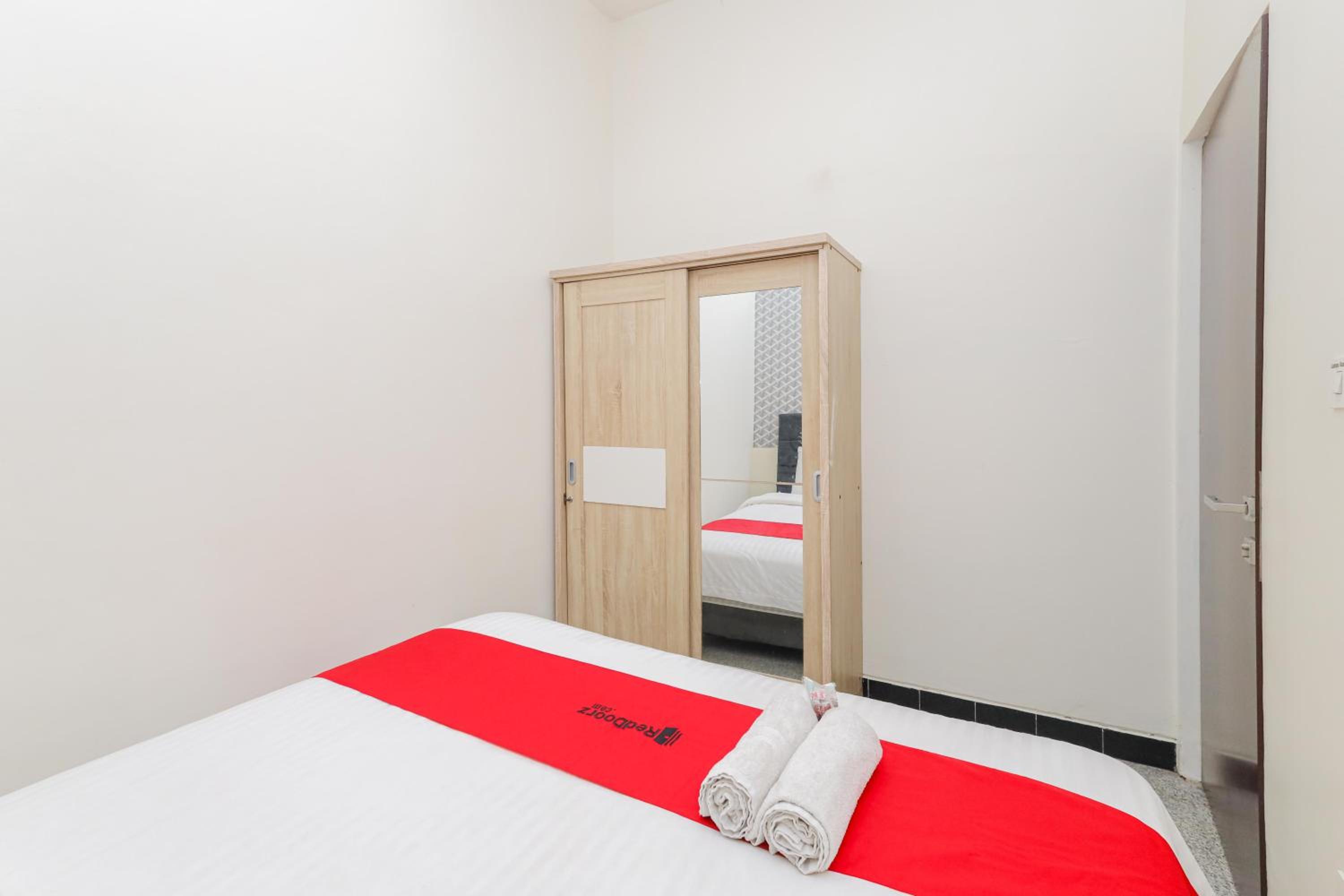RedDoorz Syariah near Green Park Jatiwarna 24/50