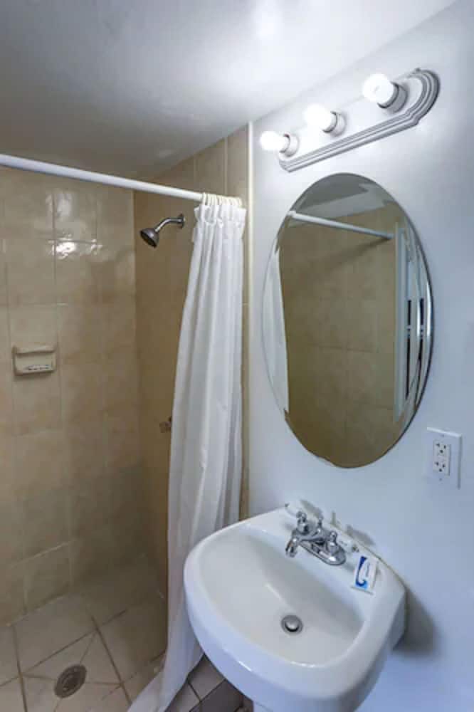 Richard s Hotel 35/65