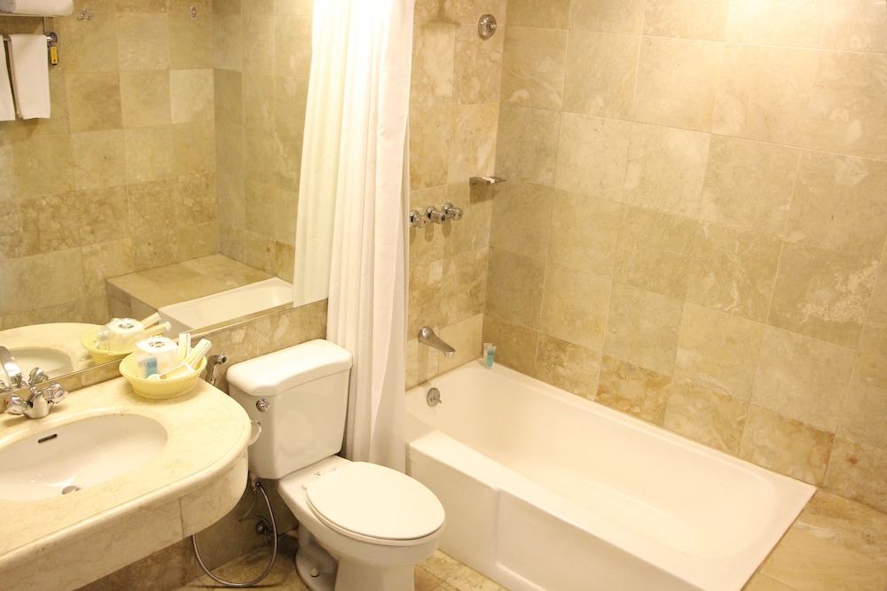 OXFORD SUITES MAKATI 6/41