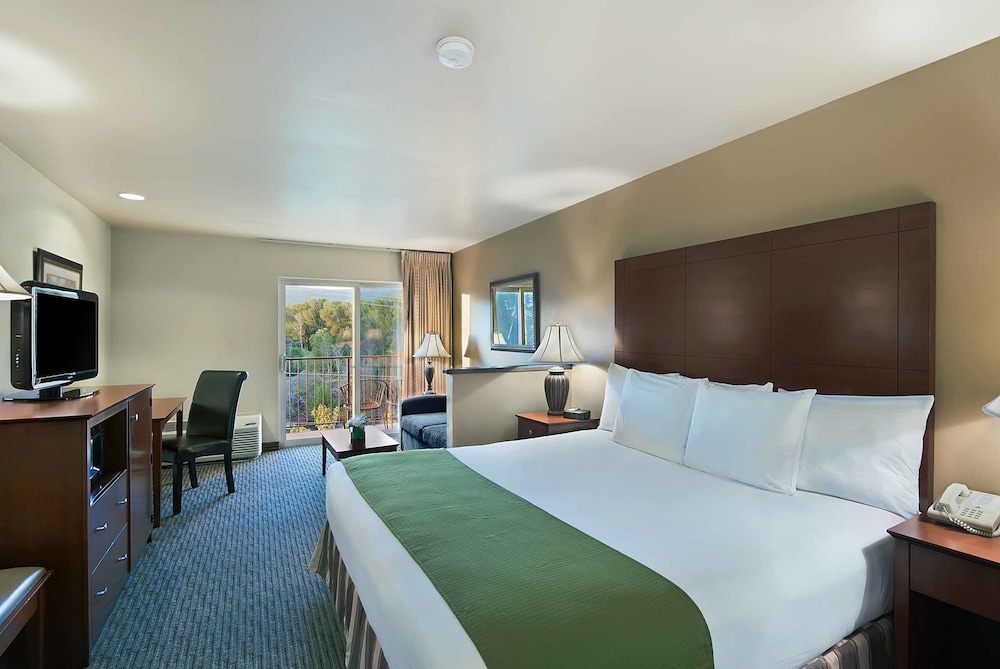 Oxford Suites Yakima 9/45
