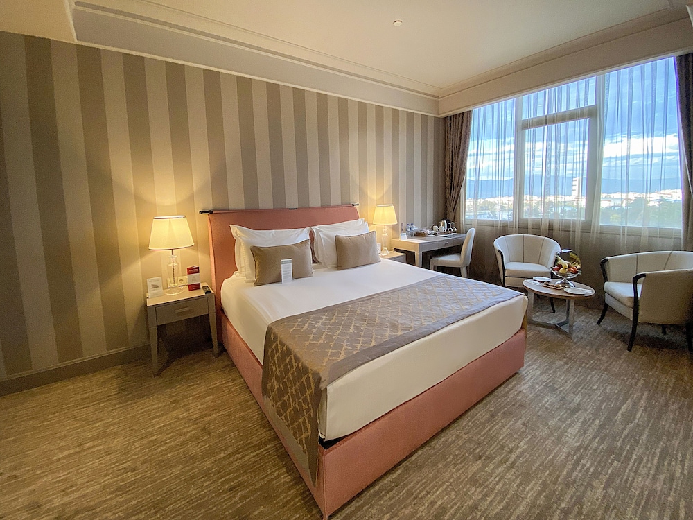 EXECUTIVE, SUITE