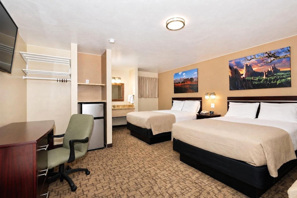 Glenwood Springs Inn 32/62