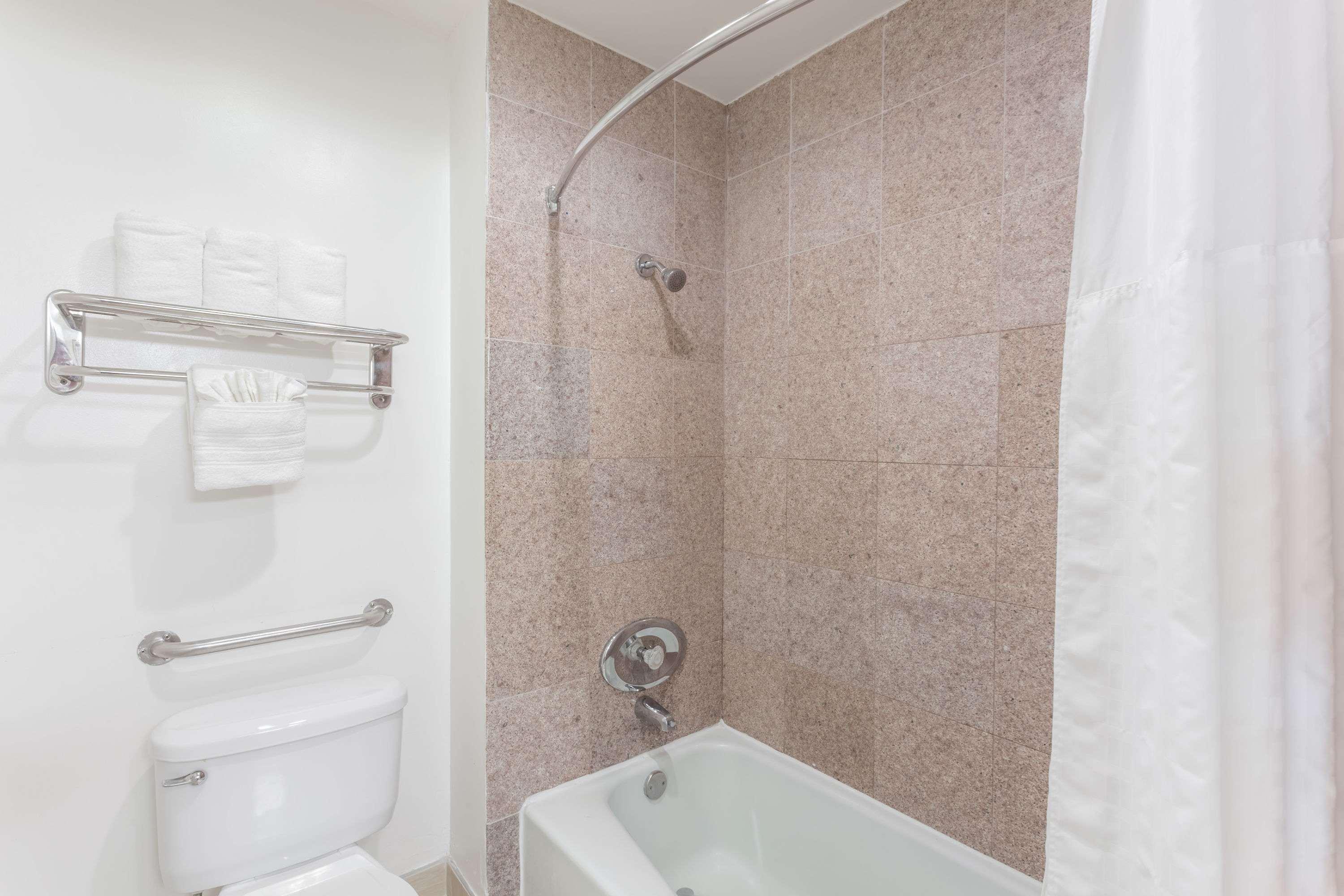Howard Johnson By Wyndham San Diego Hotel Circle 24/25