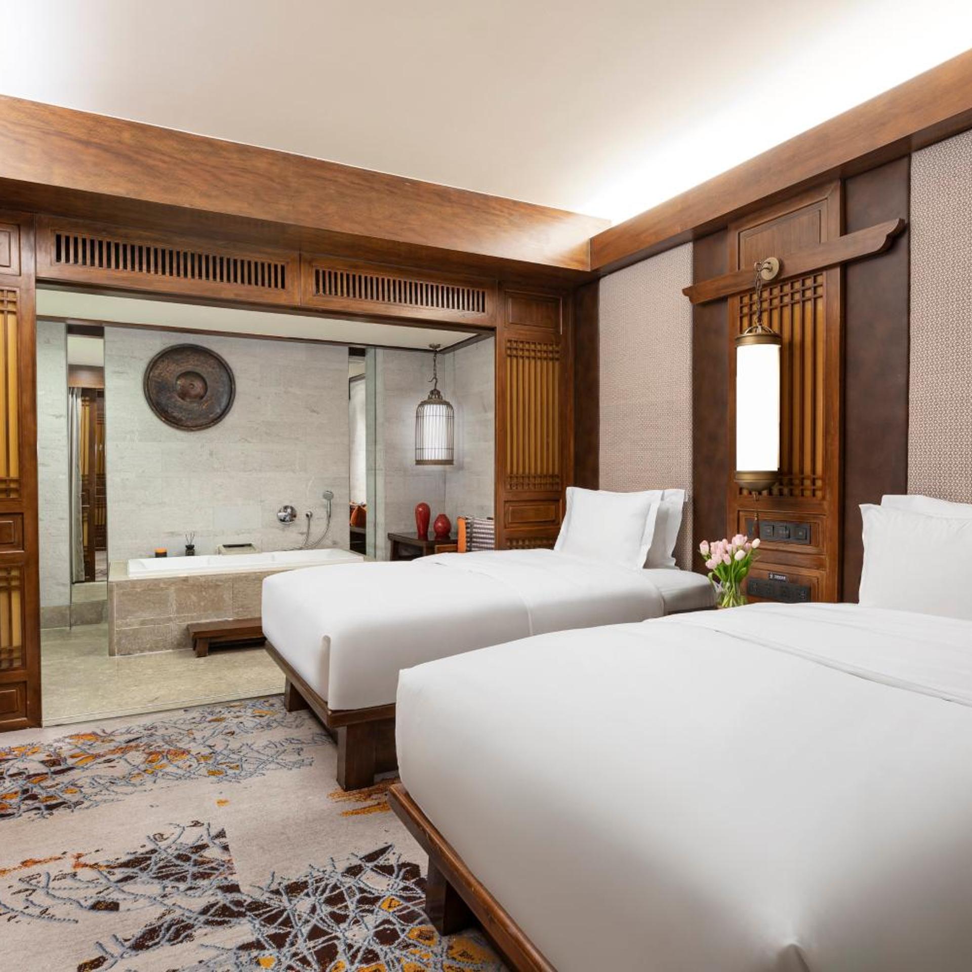 جناح جونيور بسرير فردي مع دخول صالة النادي، INTERCONTINENTAL LIJIANG ANCIENT TOWN RESORT 5/8
