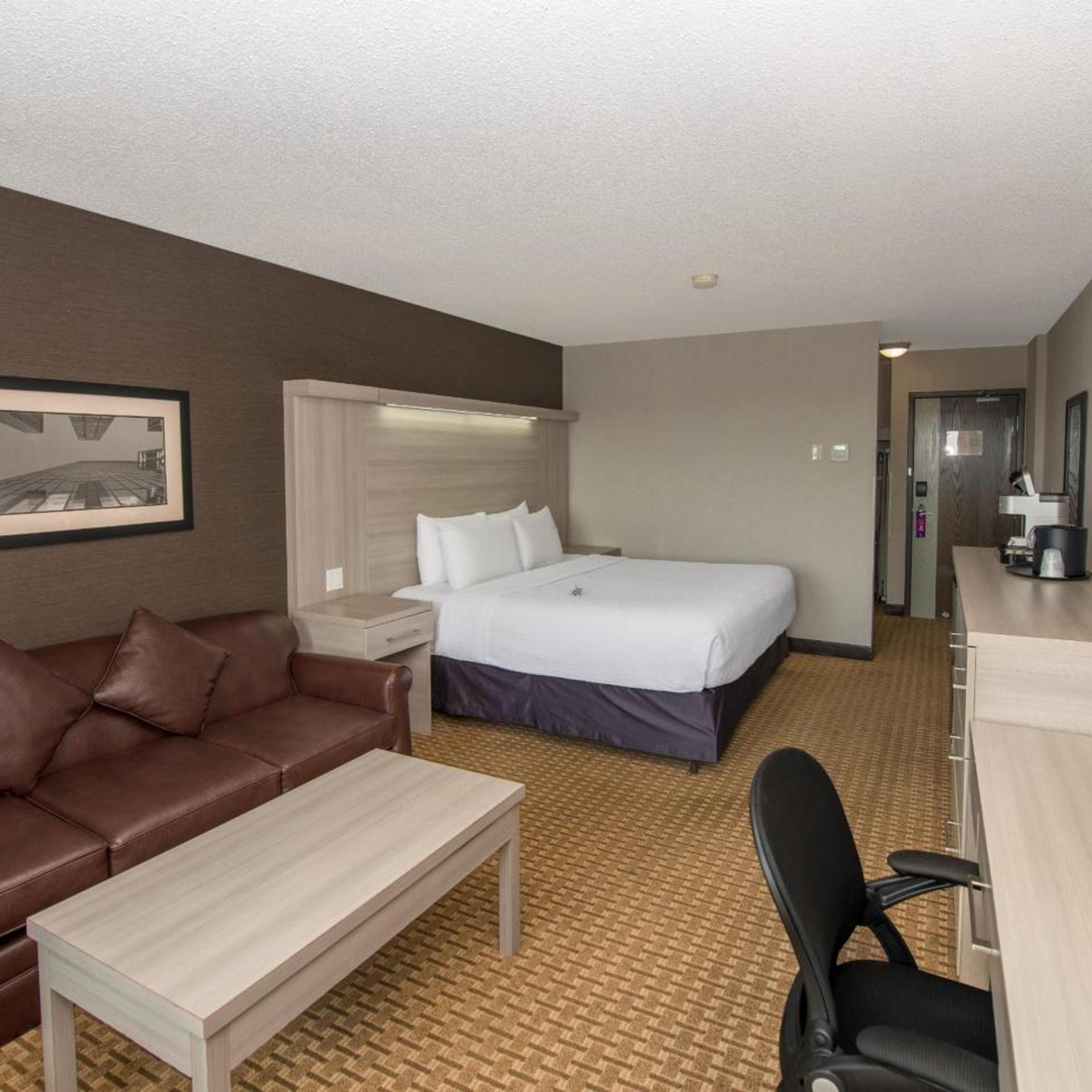 Deluxe, King Bed, Village Park Inn Calgary 3/5